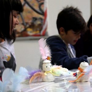 Zwei Kinder basteln.