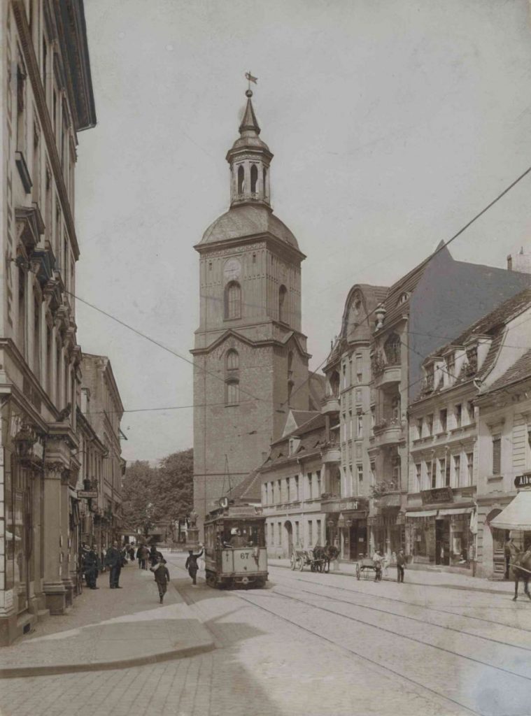 Carl-Schurz-Straße, Blick zur Nikolaikirche