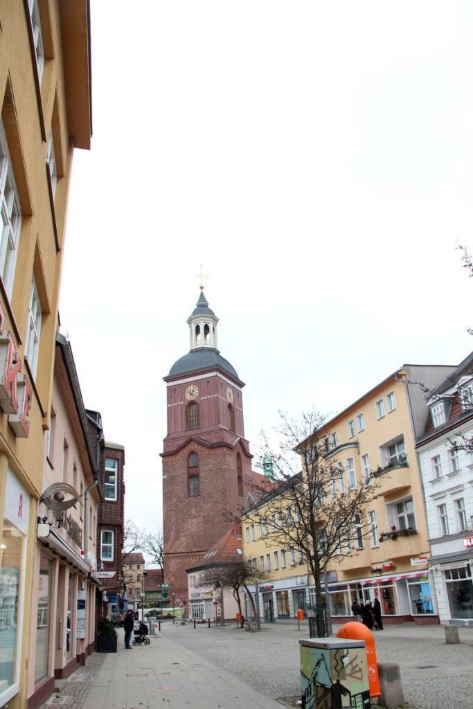Carl-Schurz-Straße, Blick zur Nikolaikirche