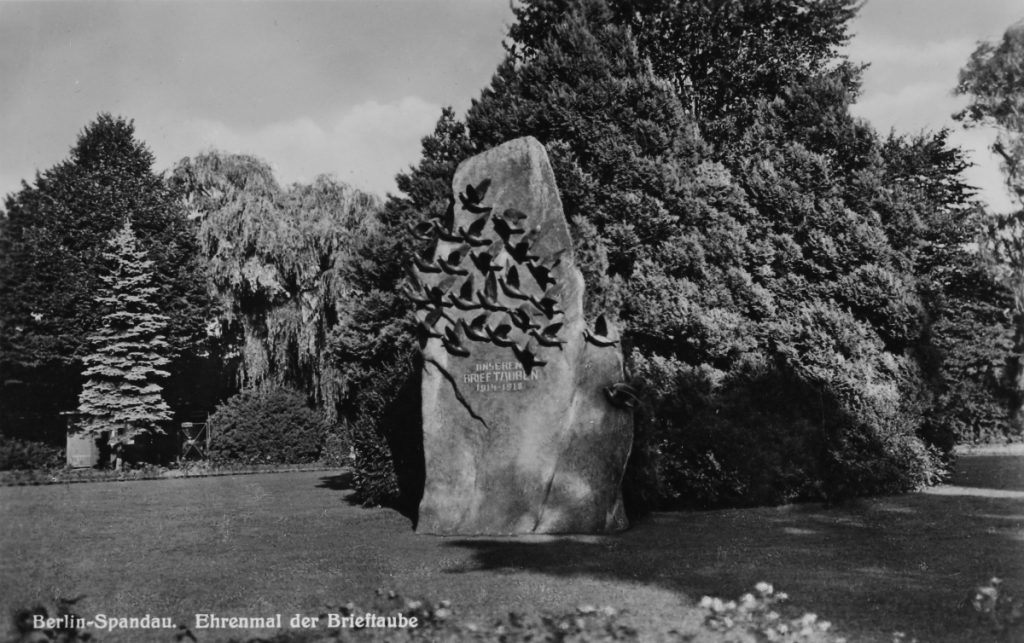 Das Ehrenmal für die Brieftauben 1914-1918 im Wröhmännerpark, um 1940