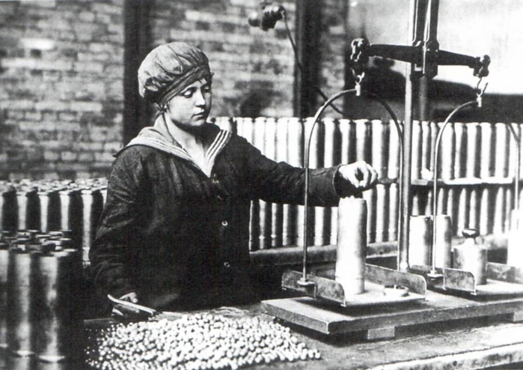 Arbeiterin in der Munitionsfabrik Spandau beim Befüllen von Schrapnellgranaten, 1917