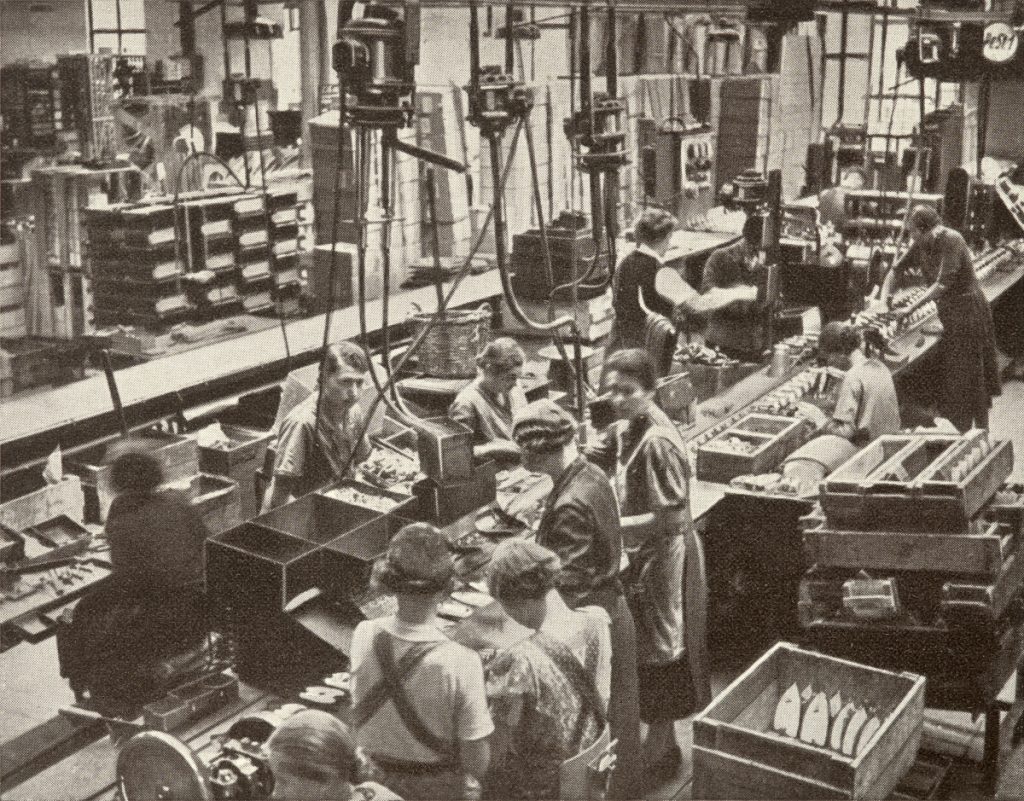 Frauen bei der Bügeleisenproduktion in den Siemens-Schuckert Werken, um 1928