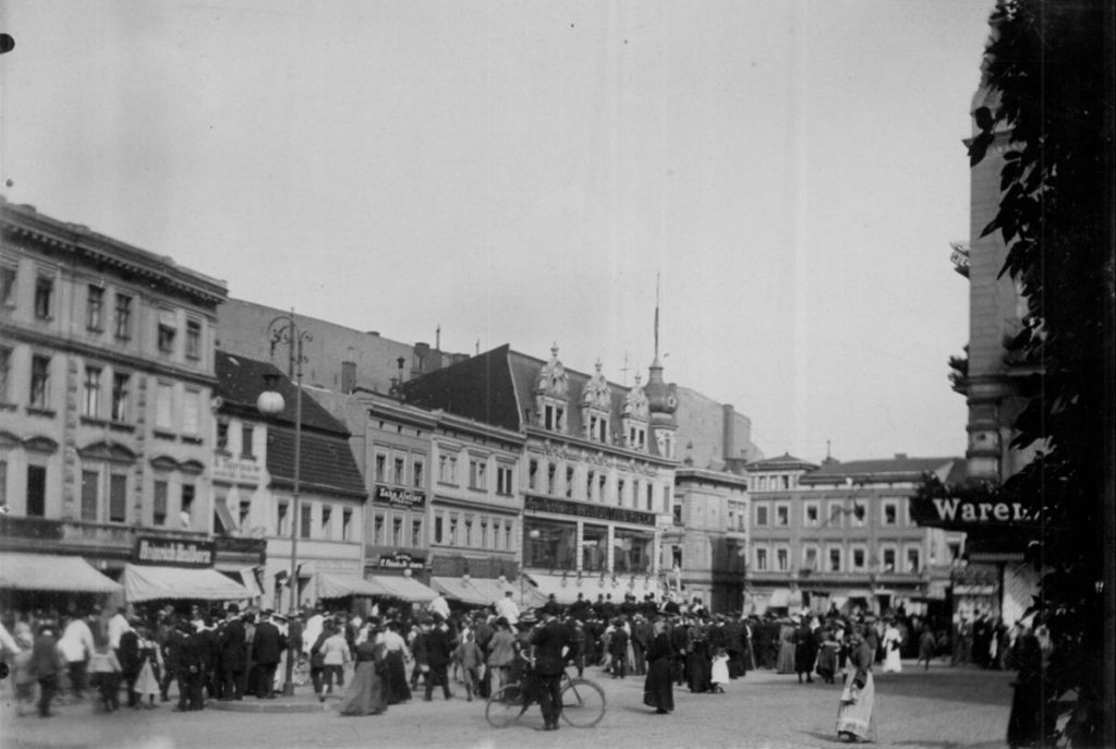 Spandauer Markt, an der Ecke zur Breiten Straße das Kaufhaus Pieck, um 1904