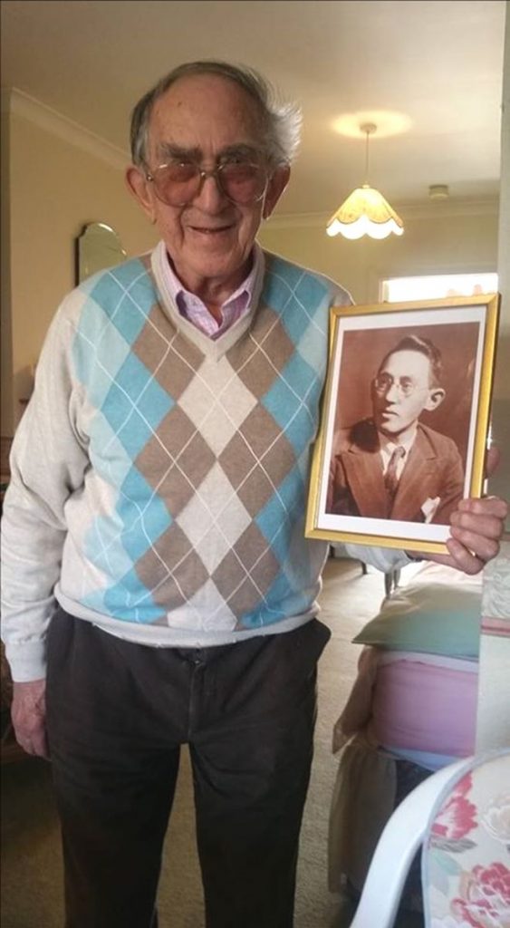 Horst Widawski (in England: John Pierce) mit einem Foto seines Vaters Josef Widawski