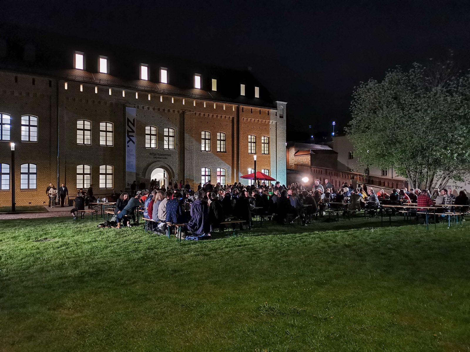 Foto am Abend einer Ausstellungseröffnung im Zak vor dem Gebäude