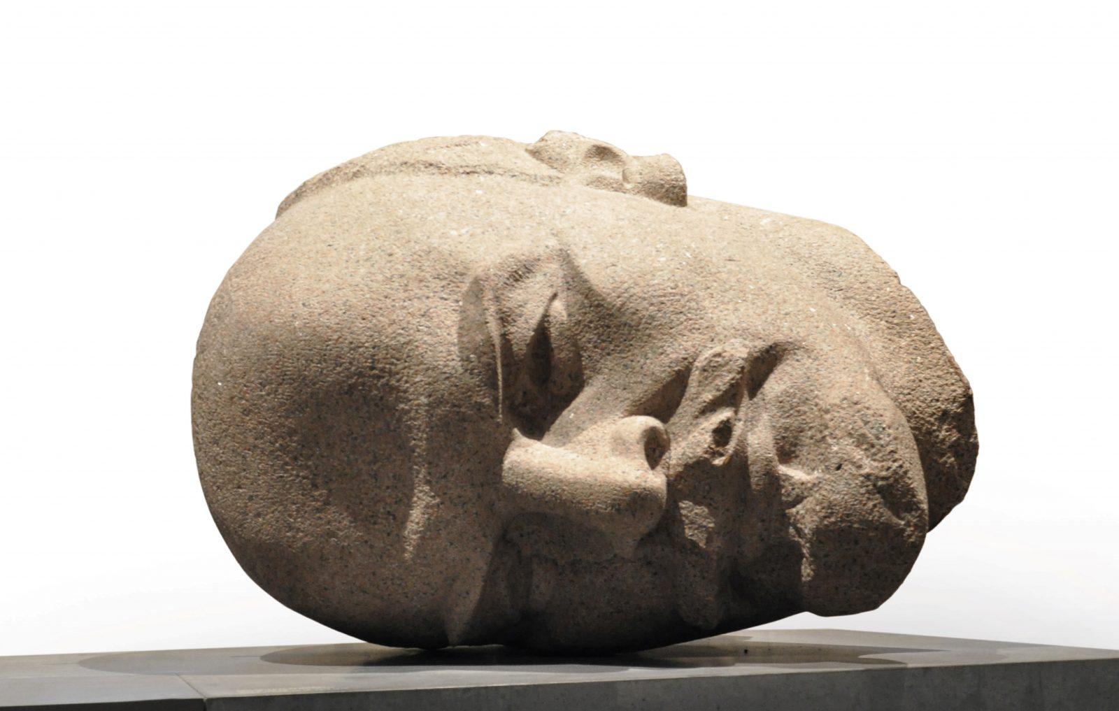 Kopf der Lenin Statue liegt auf der Seite.