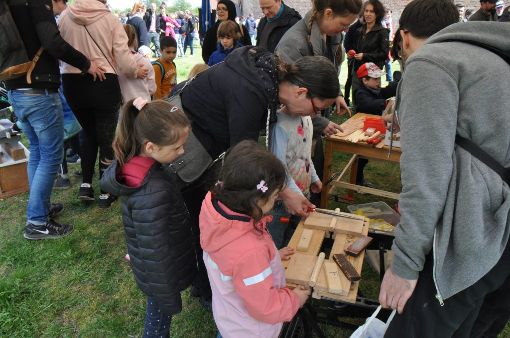 Kinder bauen ein kleines Musikinstrument aus Holz
