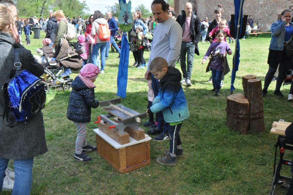 Kinder sägen ein Stück Holz