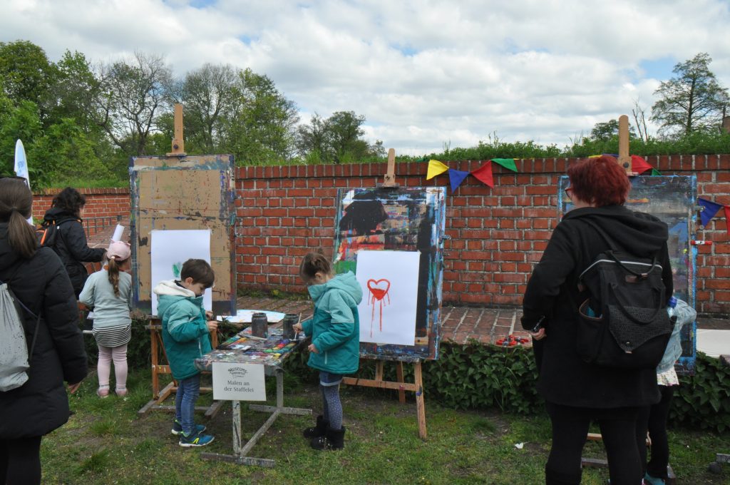 Kinder malen an der Staffelei