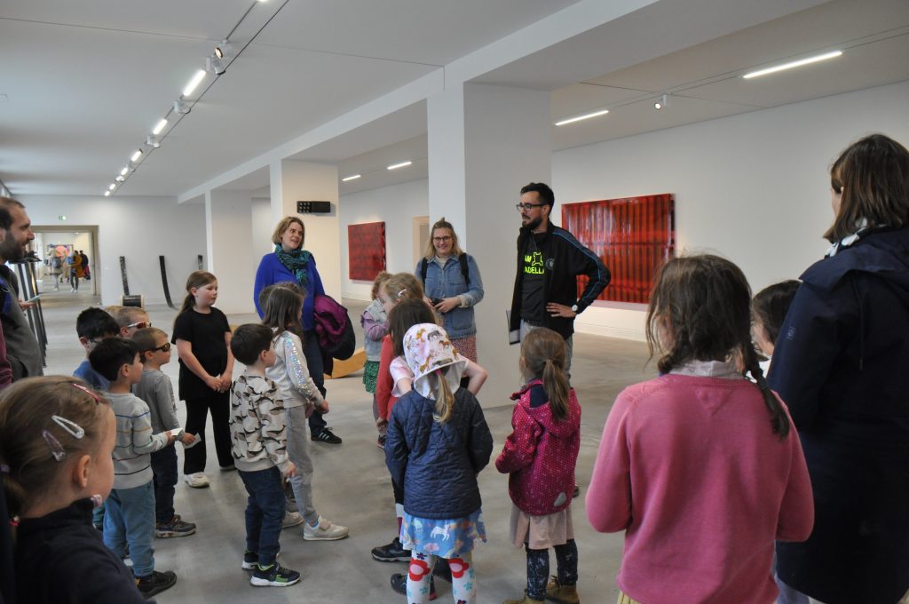 Kinder besuchen die Ausstellung im ZAK