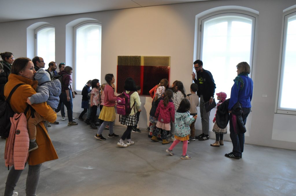 Kinder besuchen die Ausstellung im ZAK