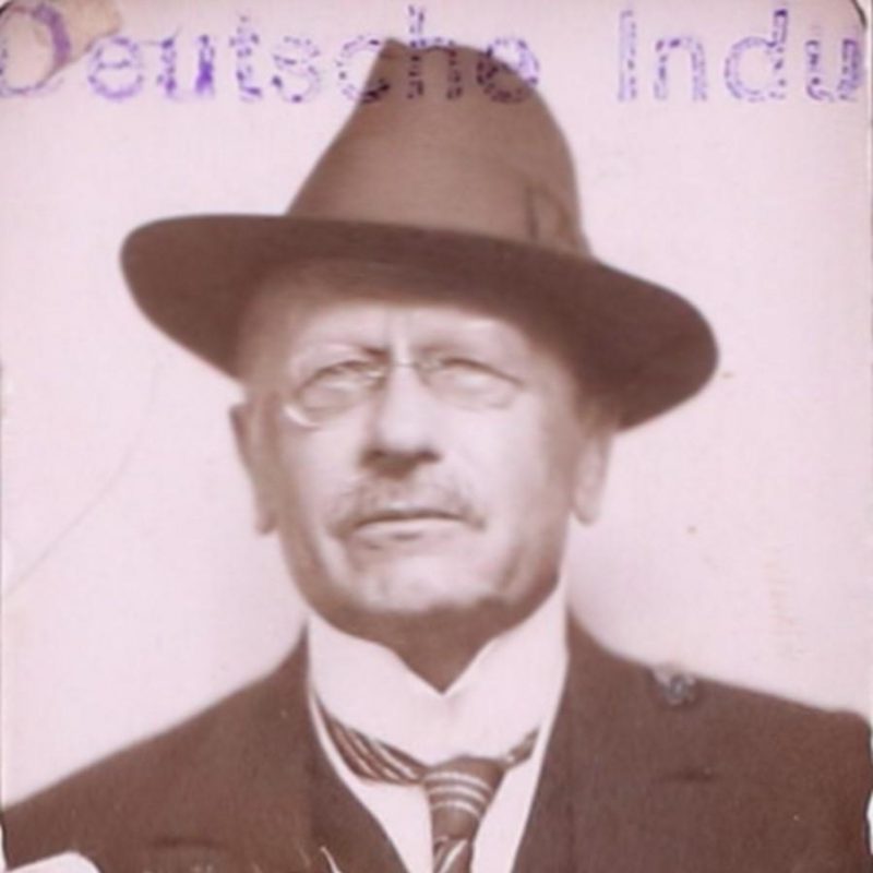 Passbild Ernst Hammlers aus dem Dienstausweis der Deutschen Industrie-Werke AG. Stadtgeschichtliches Museum Spandau