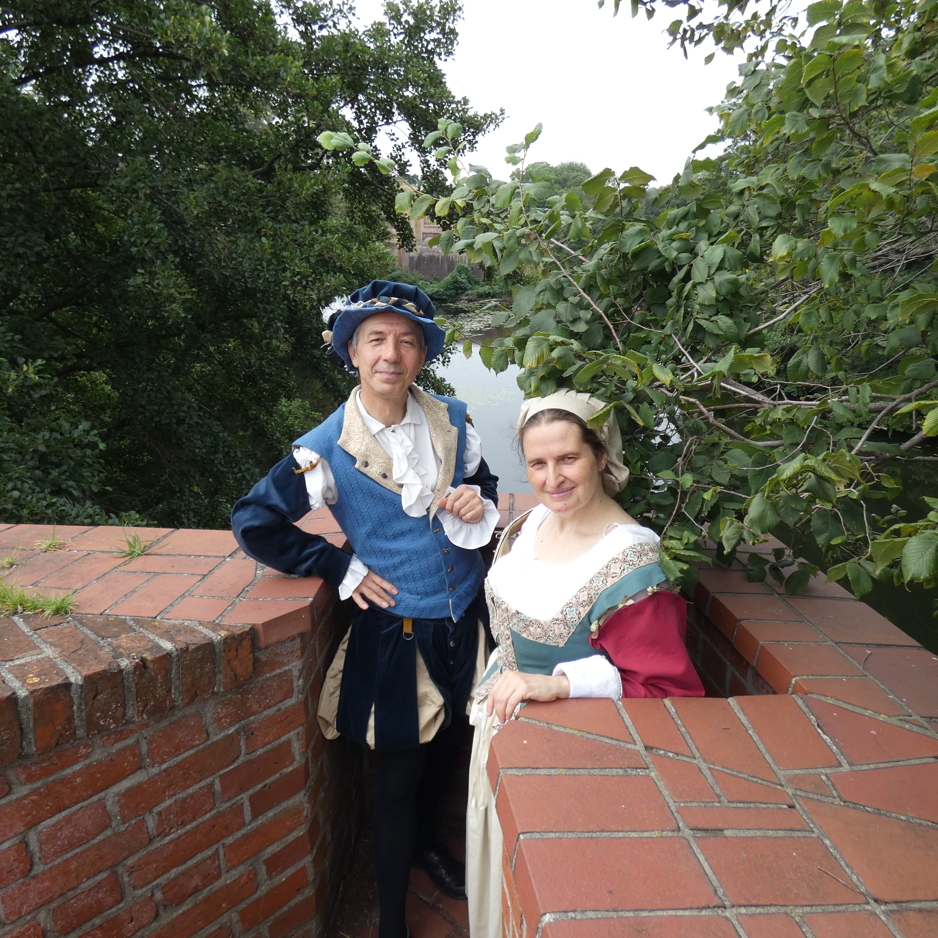 Eine Frau und ein Mann stehen in historischer Kleidung auf dem Wall der Zitadelle Spandau.