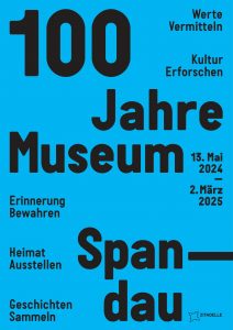 Plakat zur Ausstellung mit schwarzem Schriftzug "100 Jahre Museum Spandau" auf blauem Hintergrund
