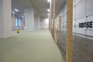 Ein goldener Ball liegt in der Kunstinstallation des Künstlers Pfelder