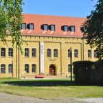 Eine Frontalansicht von dem Gebäude, in dem sich das ZAK Zentrum für Aktuelle Kunst befindet.