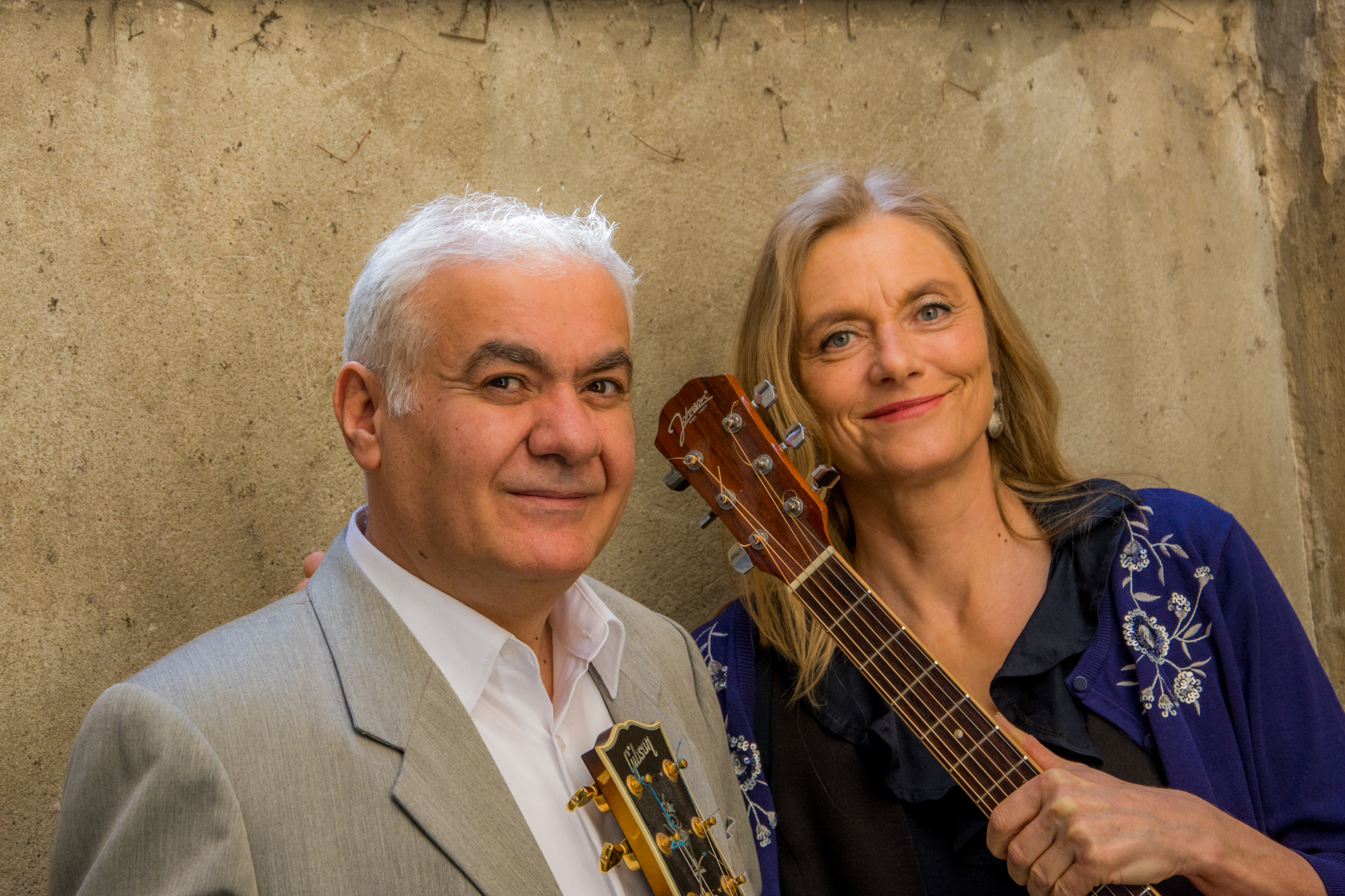 Das Künstlerduo Blue Strings, die Künstler halten jeweils eine Gitarre.