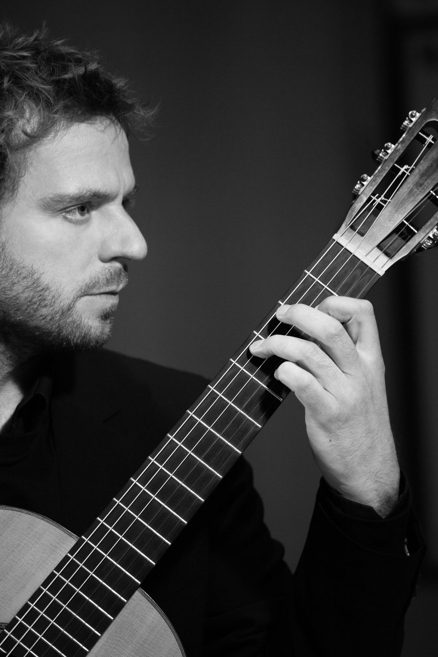 Der Künstler Marcin Dylla mit seiner Gitarre