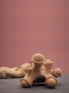 Eine abstrakte Skulptur, die an ein männliches Geschlechtsteil erinnert.