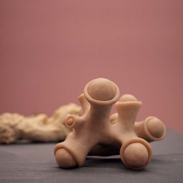 Eine hautfarbene Skulptur des Künstlers.