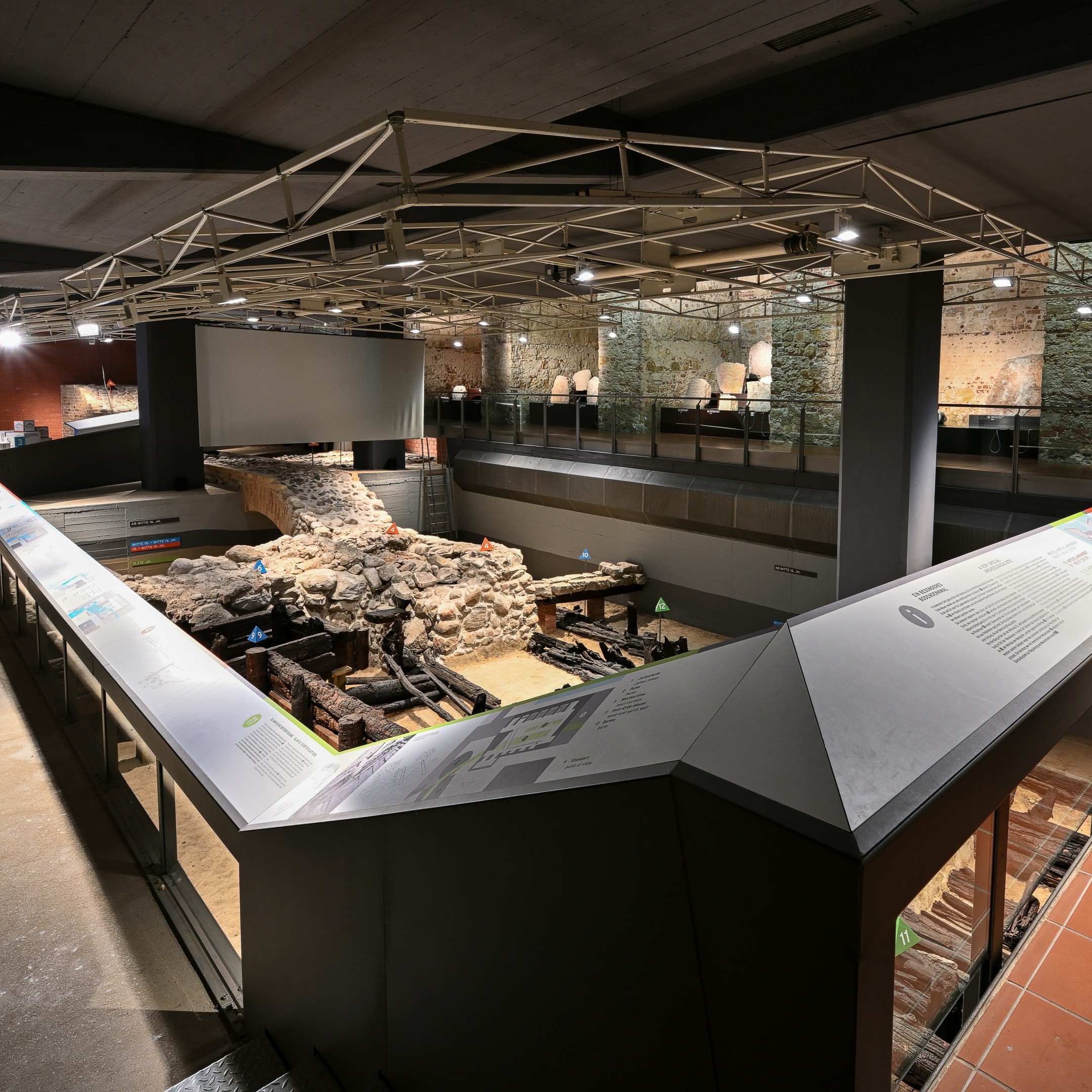 Innenansicht des Archäologischen Fensters mit Ausgrabungsfunden