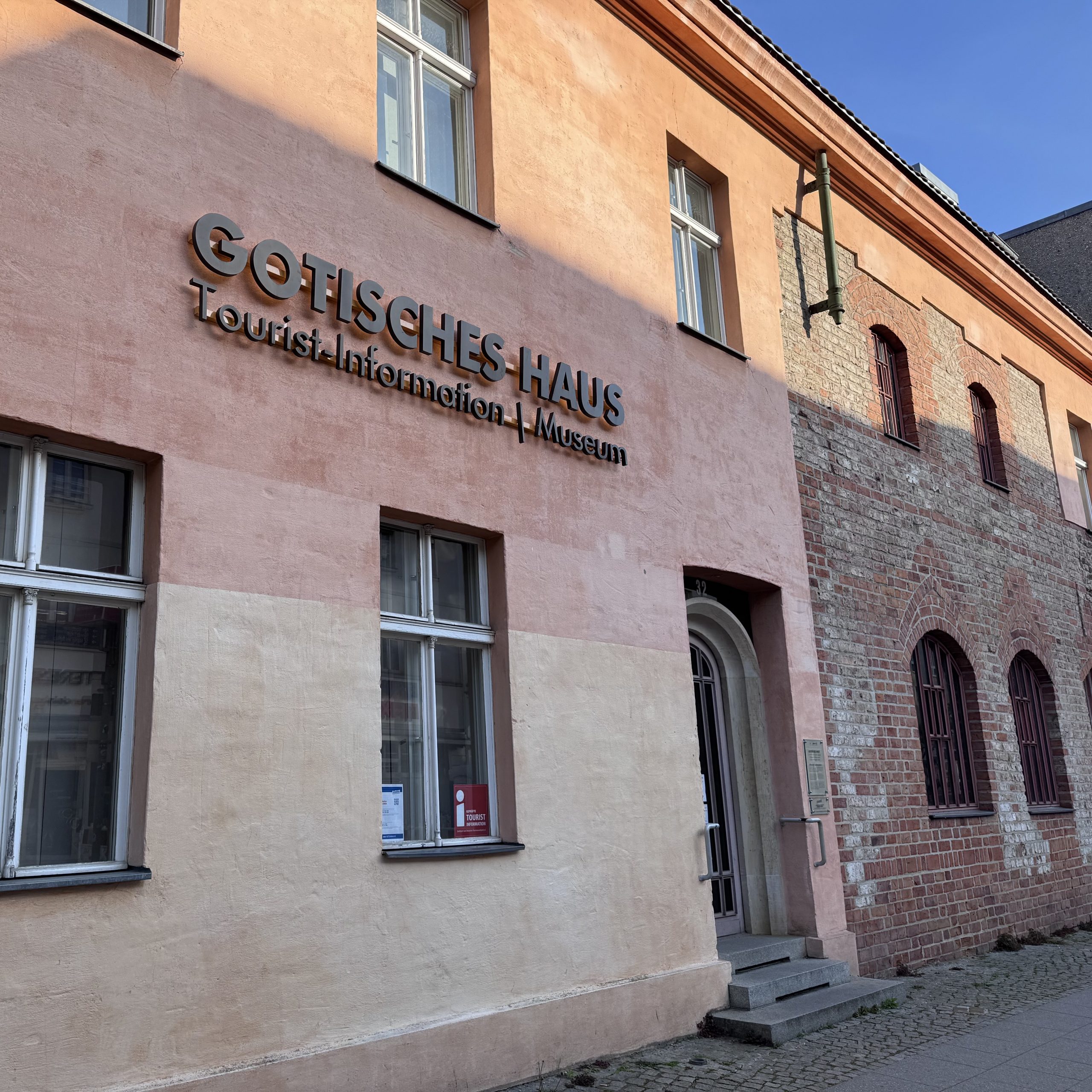 Außenansicht des Gotischen Hauses