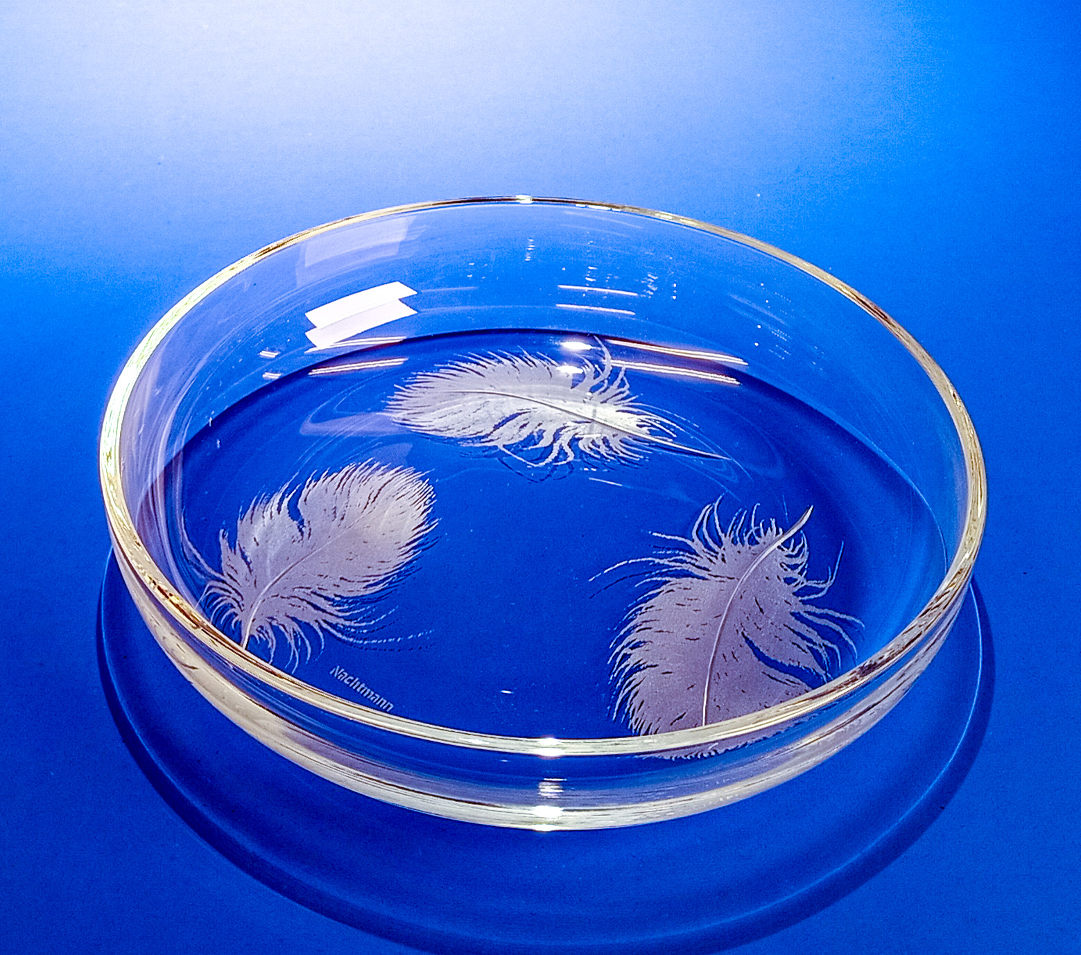 Schale mit gravierten Federn.