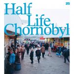 Ein Foto von Menschen in der Stadt Kyjiw mit dem Schriftzug Half Life Chornobyl
