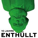 Eine auf den Kopf gestellte Marx-Büste in Grün und der Schriftzug 10 Jahre Enthüllt
