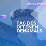 Der Juliusturm, blau eingefärbt mit dem Schriftzug Tag des Offenen Denkmals darüber.