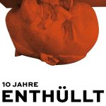 Der Lenin-Kopf aus der Ausstellung „Enthüllt. Berlin und seine Denkmäler“ und der Schriftzug 10 Jahre Enthüllt